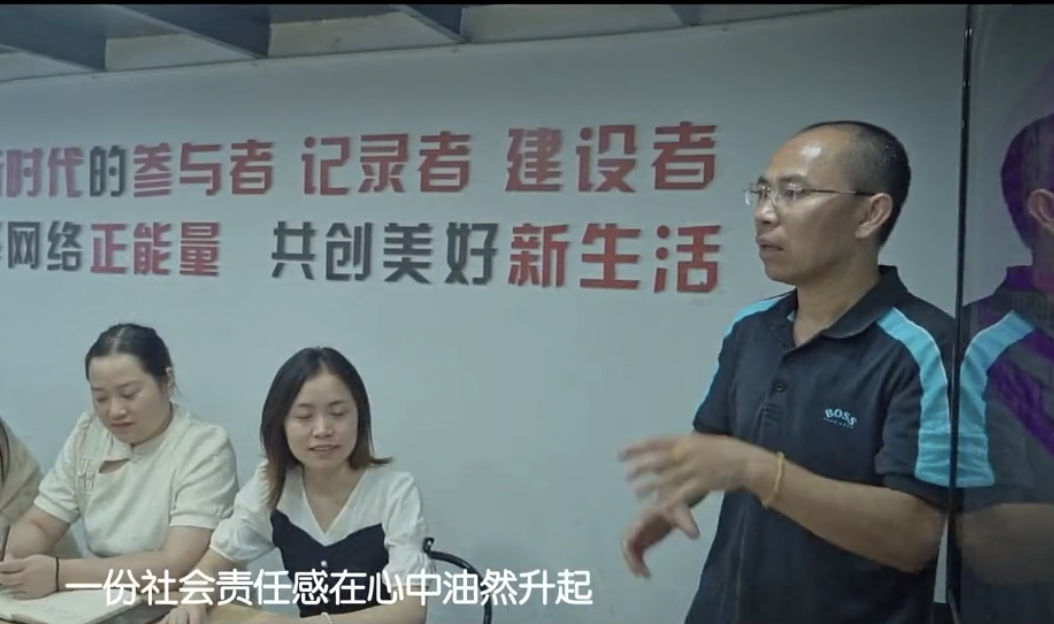 网事别样红黄连香带队在社区开展爱心棉衣捐助活动.jpg