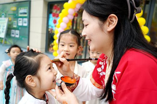 6月5日，上高县第八幼儿园的老师正在给孩子们点雄黄，喜迎端午节的到来。