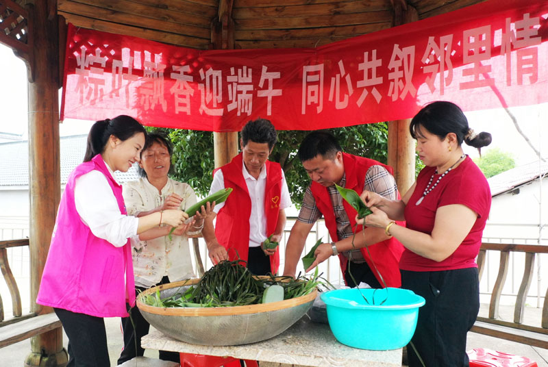 5月25日，在江西省抚州市东乡区邓家乡军岭村，当地党员与进贤县下埠集镇秧塘村党员联合开展“粽叶飘香迎端午 同心共叙邻里情”活动。