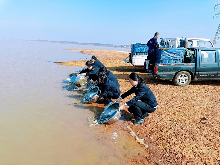 增殖放流守护碧水清