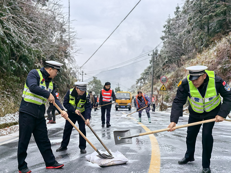 风雪砺初心 藏蓝护平安
