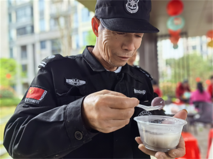  一碗汤圆“甜”透邻里情 