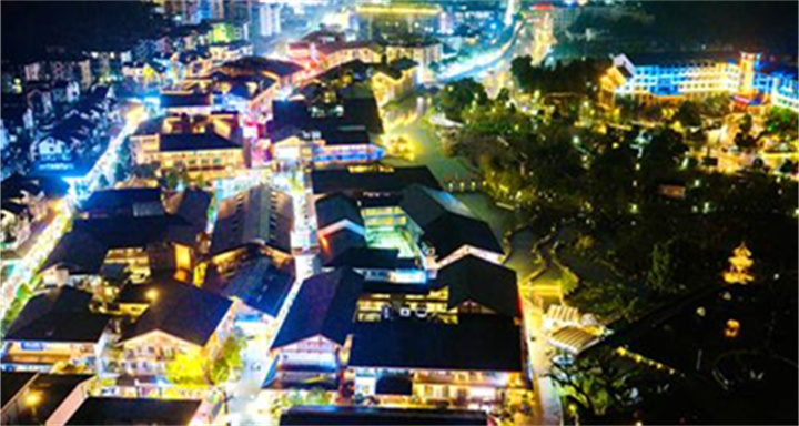 夜幕下的温汤镇