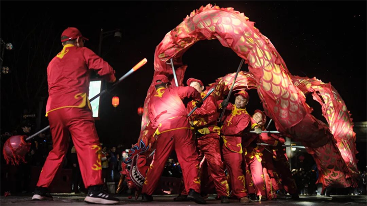  “百龙”献瑞闹元宵 龙马精神庆佳节 