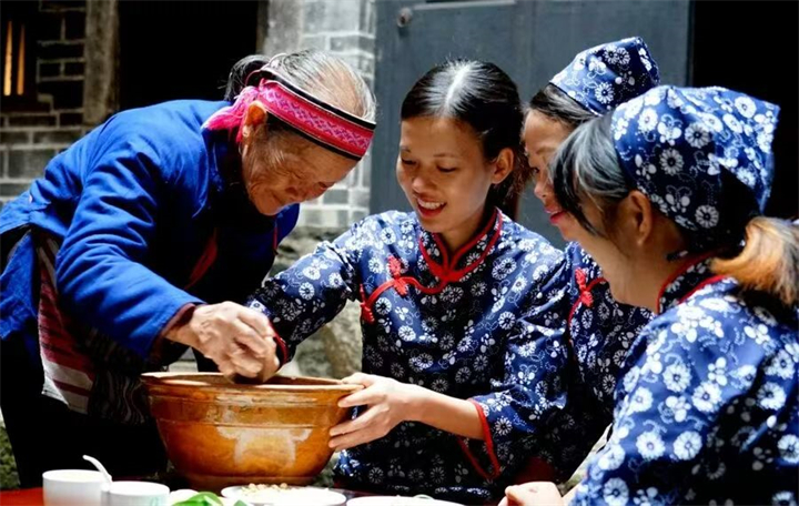 客家擂茶，传承千年，已成为赣南客家礼仪风俗的重要内容，也是赣南客家人对古老茶文化的创新性延伸发展。