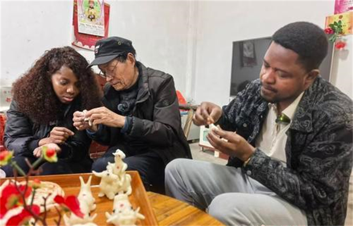 外国留学生学习做灯粑