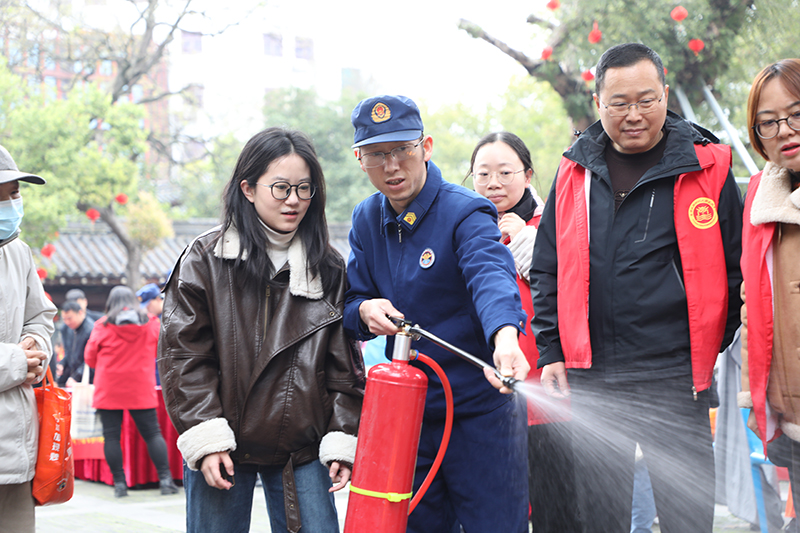 传承雷锋精神 彰显蓝焰担当