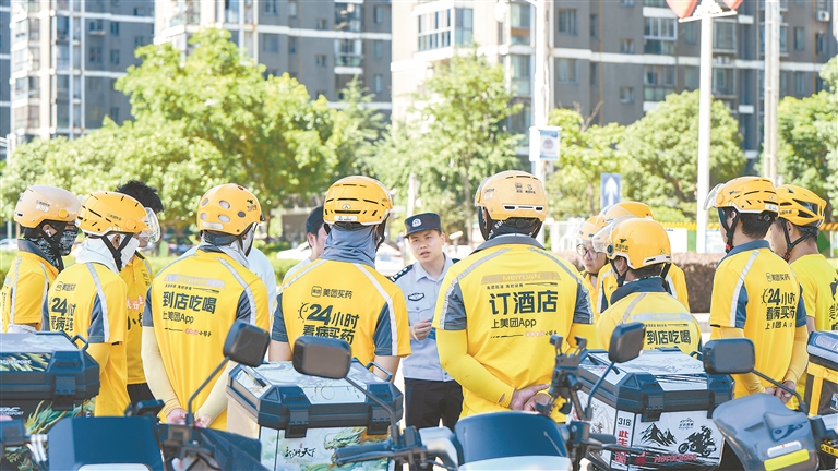 500余名骑手变身“流动义警”