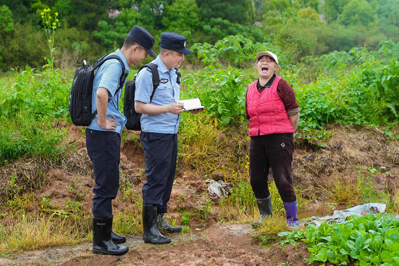 “背包警务”把服务送上门