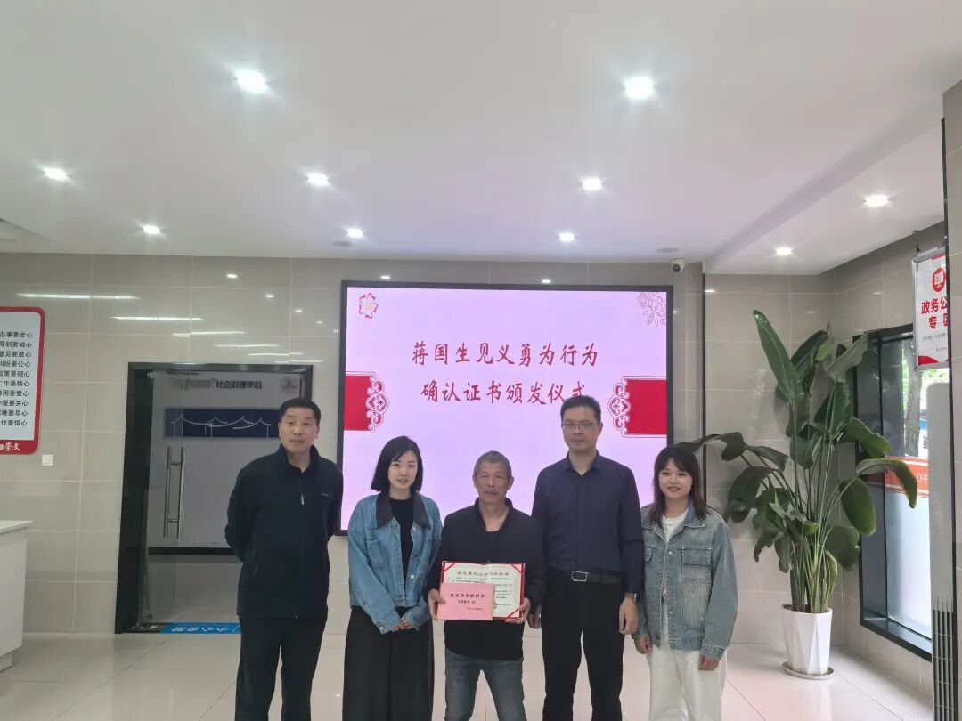 古稀老人跳湖勇救落水者